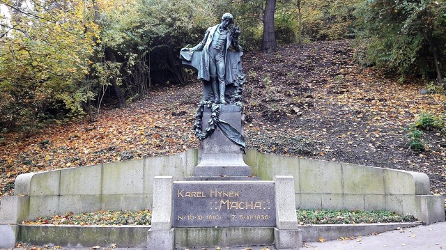 Das Denkmal zu Ehren von Karel Hynek Mácha, geschaffen in den Jahren 1910 bis 1912 von dem Bildhauer Josef Václav Myslbek und dem Architekten Antonín Balšánek © Wolfgang Schiffer 